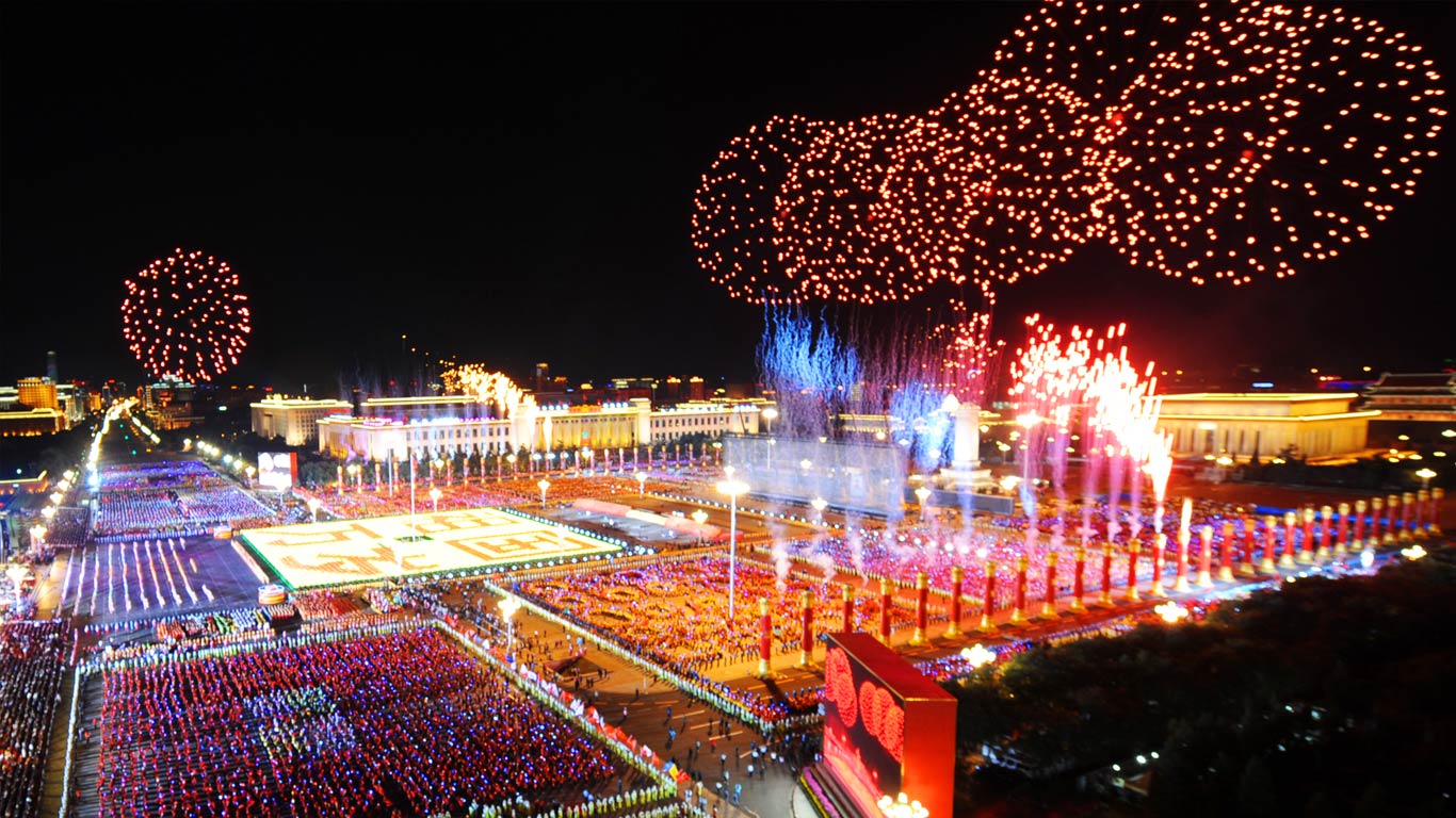 2009年10月1日国庆节，天安门广场上空的焰火 (© Yang Lei (c)/Xinhua Press/Corbis)(Bing China)