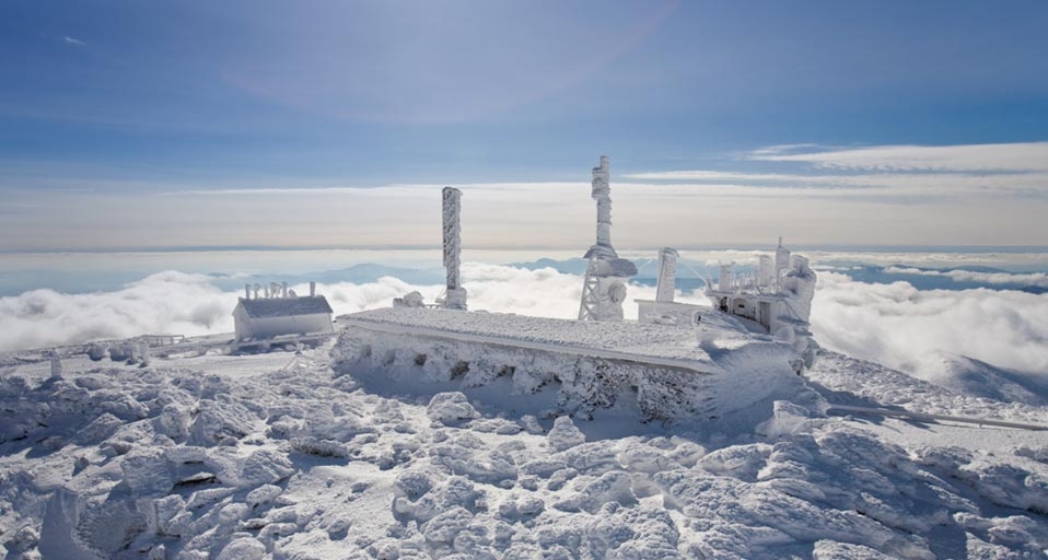 美国新罕布什尔州覆盖在冰雪下的华盛顿山天文台 -- Mike Thesis/Getty Images &copy; (Bing China)