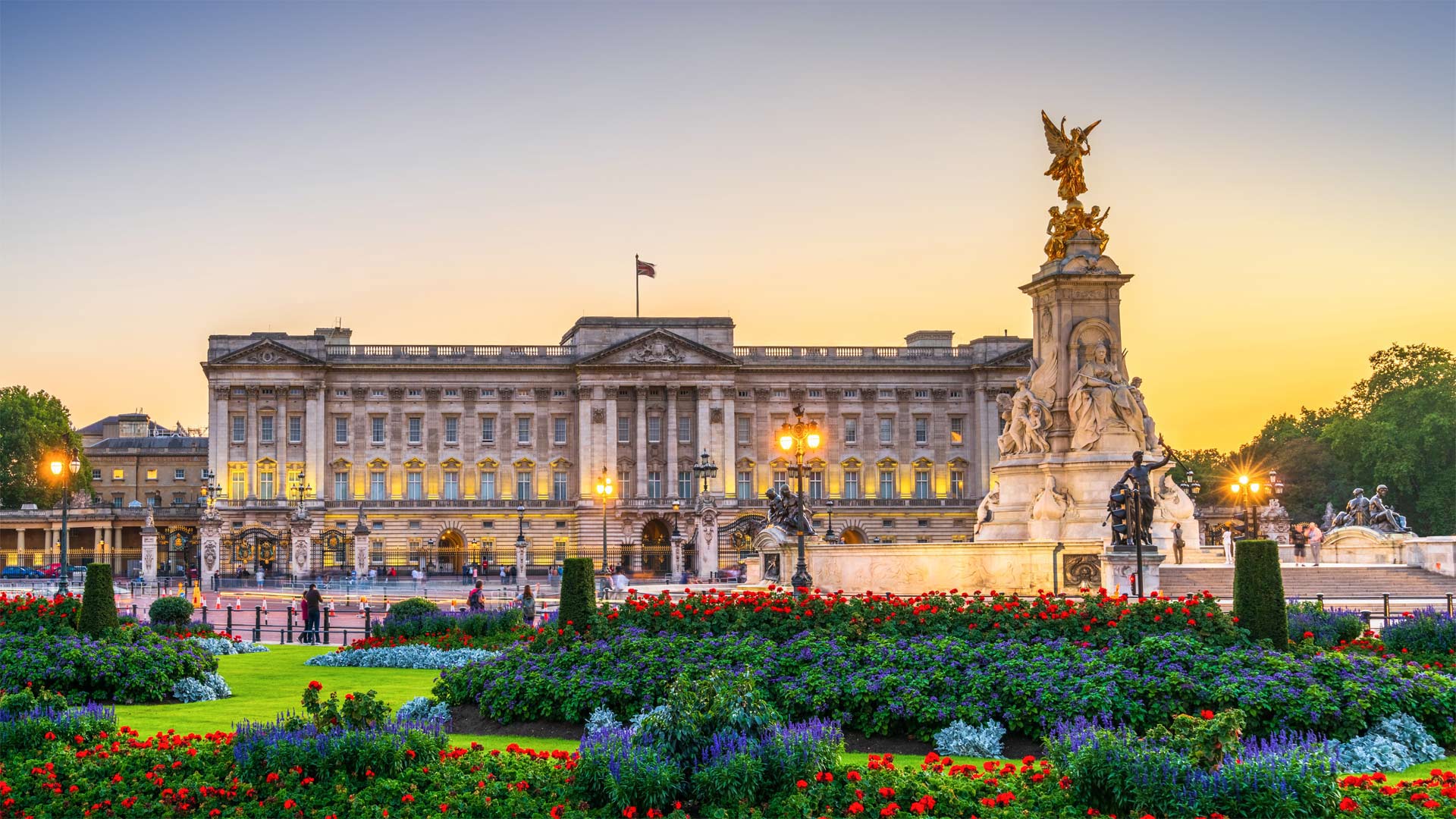 Buckingham Palace in London, England (© Pajor Pawel/Shutterstock)(Bing Canada)