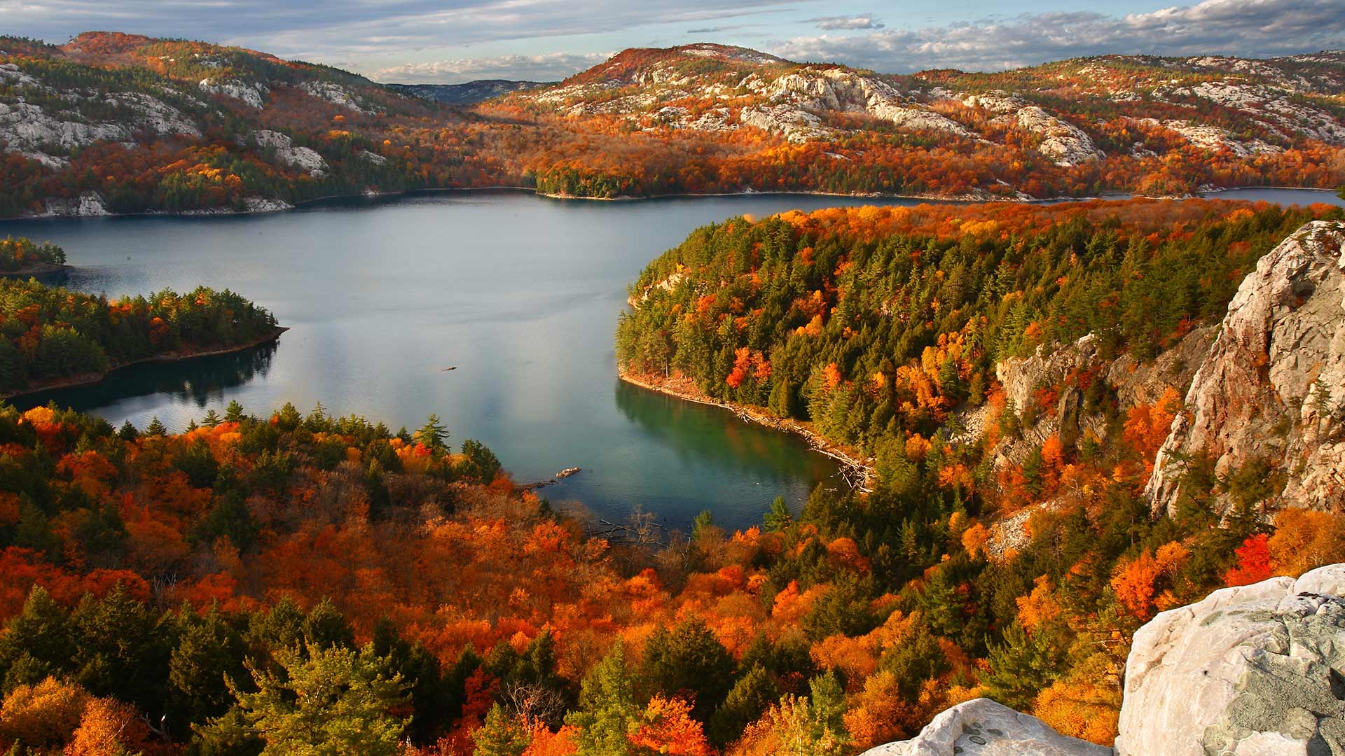 Autumn in Killarney Provincial Park, Ont. (© Jeffery D. Walters/Getty Images)(Bing Canada)