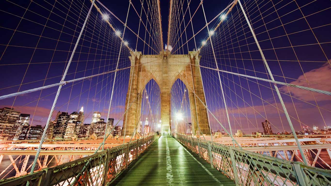 Brooklyn Bridge and Manhattan skyline, New York City, New York (© Robert Harding World Imagery/Alamy)(Bing Canada)