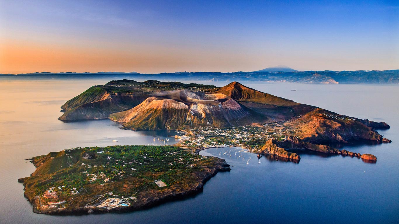 意大利，埃奥利群岛，火山 (© SIME/eStock Photo)(Bing China)