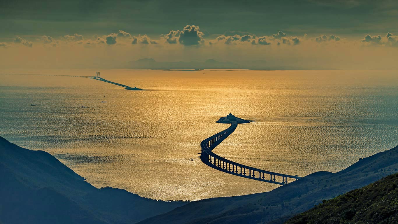 港珠澳大桥，中国 (© Evocation Images/Shutterstock)(Bing China)