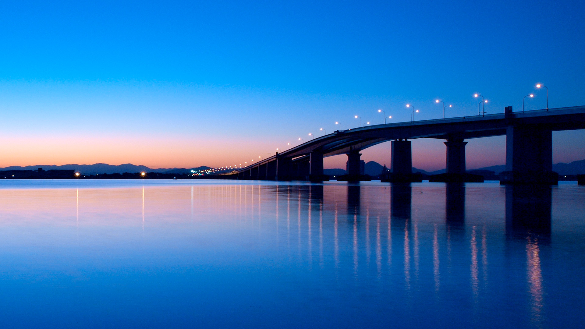 ｢夜明けの琵琶湖大橋｣ 滋賀県 (© Hiroshi Kusumoto/EyeEm/Getty Images)(Bing Japan)