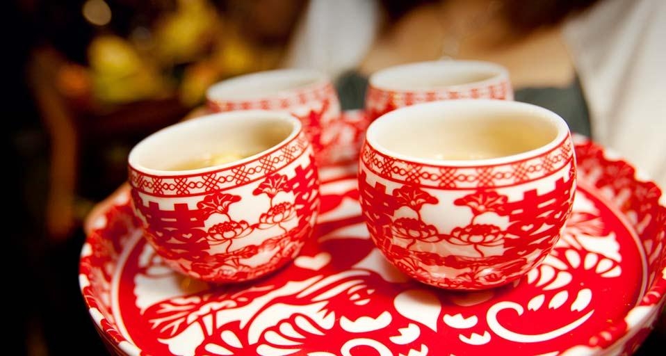 女子手捧传统中式婚礼杯 (© Teddy Tsang Photography/Flickr Open/Getty Images) &copy; (Bing China)