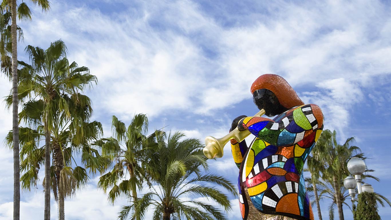 Sculpture de Niki de Saint Phalle parmi les palmiers, Negresco, Nice (© Joey Kotfica/Getty Images)(Bing France)