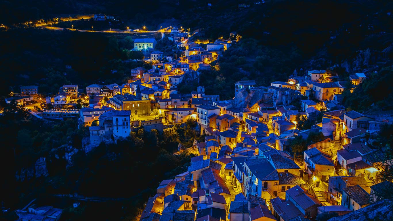 卡斯泰尔梅扎诺小镇，意大利 (© Federico Ravassard/500px)(Bing China)