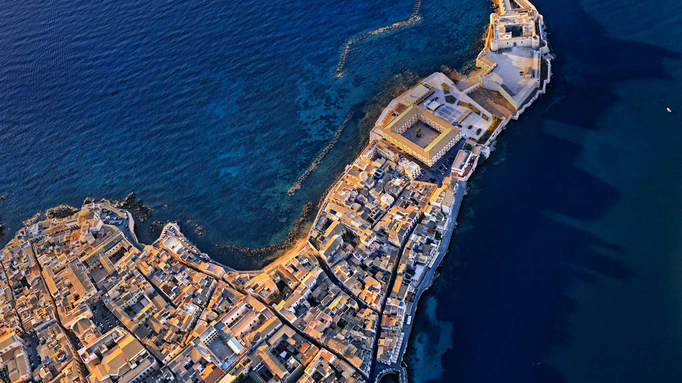 意大利西西里岛，锡拉库扎的城堡俯视图 (© Antonino Bartuccio/SIME/4Corners)(Bing China)