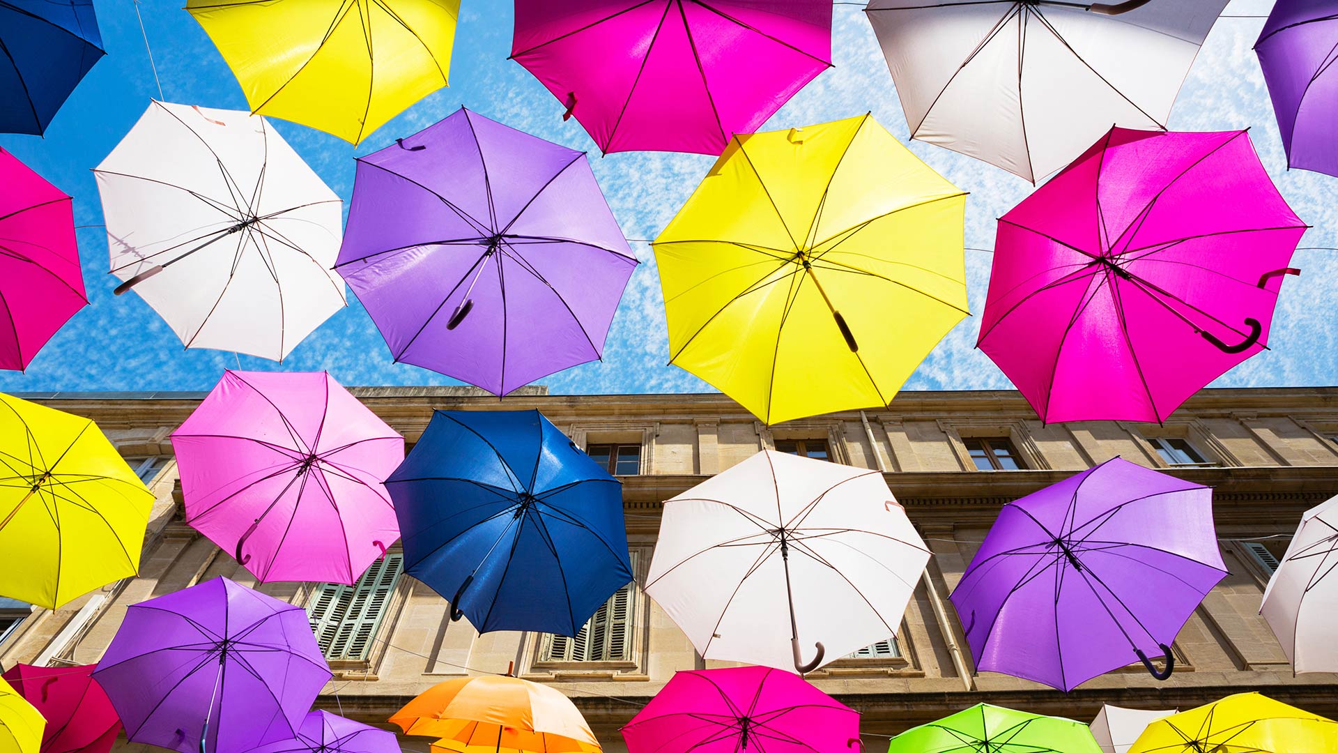Parapluies flottant à Arles par le Umbrella Sky Project (© plainpicture/Stephen Shepherd)(Bing France)