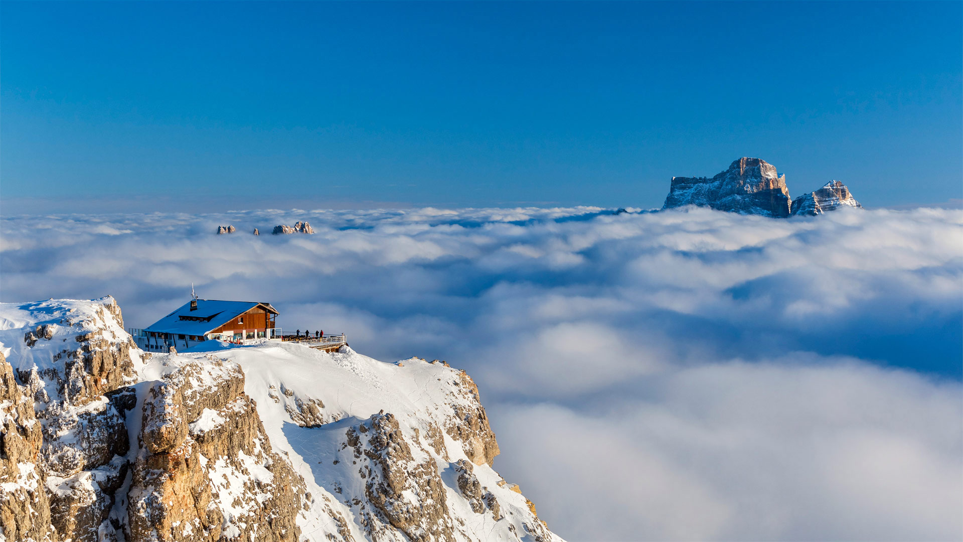 以佩尔莫山为背景云层之上的Rifugio Lagazuoi，意大利多洛米蒂山脉 (© Nicolo Miana/eStock Photo)(Bing China)