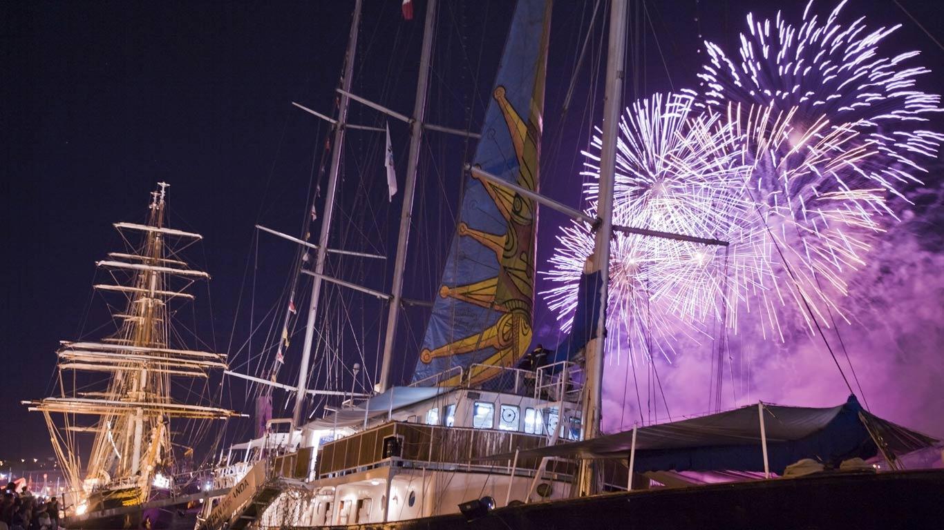 Feux d’artifice du 14 juillet lors de l’Armada 2008 de Rouen, avec en premier plan le trois-mâts uruguayen Capitan Miranda, Seine-Maritime (© Vincent Prevost/Corbis)(Bing France)