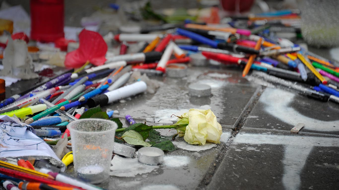 Symbole der Trauer und Solidarität: Kerzen, Kugelschreiber und Blumen auf der Place de la Republique, Paris, Frankreich (© Kristy Sparow/Getty Images)(Bing Deutschland)
