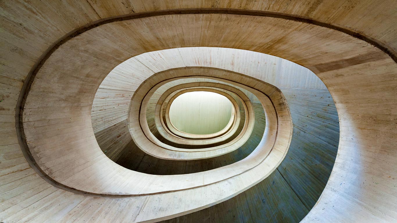 索菲亚王后艺术歌剧院的内部，西班牙巴伦西亚 (© AWL Images/Masterfile)(Bing China)
