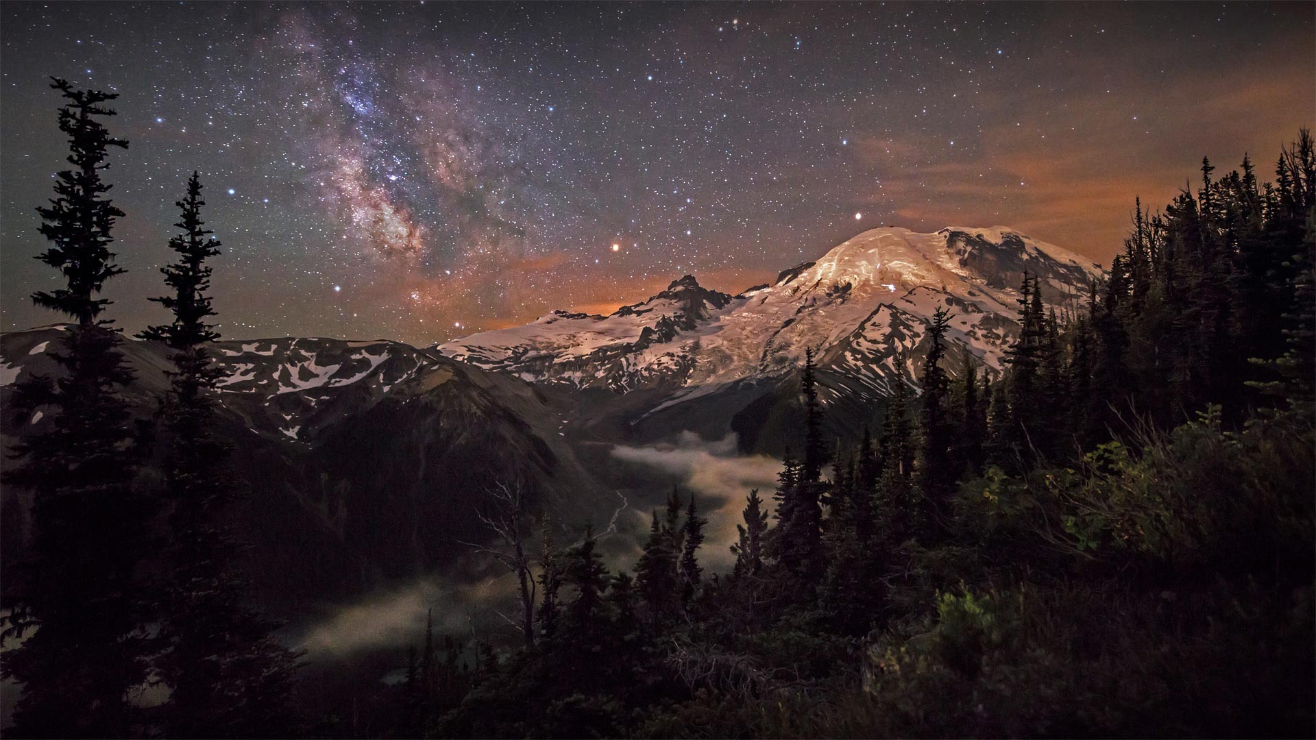 雷尼尔山上空的银河星系，美国华盛顿州 (© Brad Goldpaint/Cavan)(Bing China)