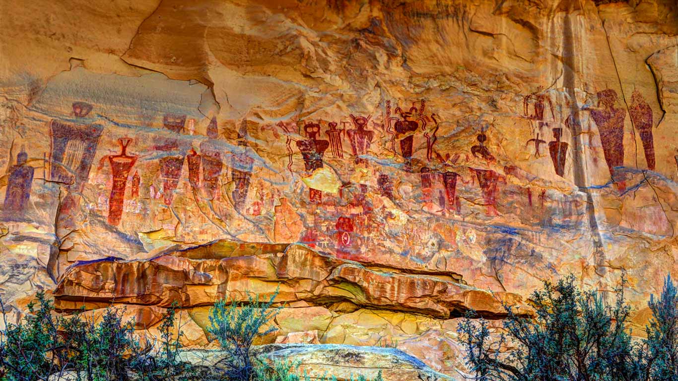 美国，犹他州，罗雅尔峡谷上的岩画 (© Gary Whitton/Alamy)(Bing China)