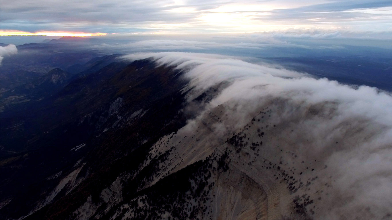 旺图山上空的云雾，法国 (© Drone Under/Nimia)(Bing China)