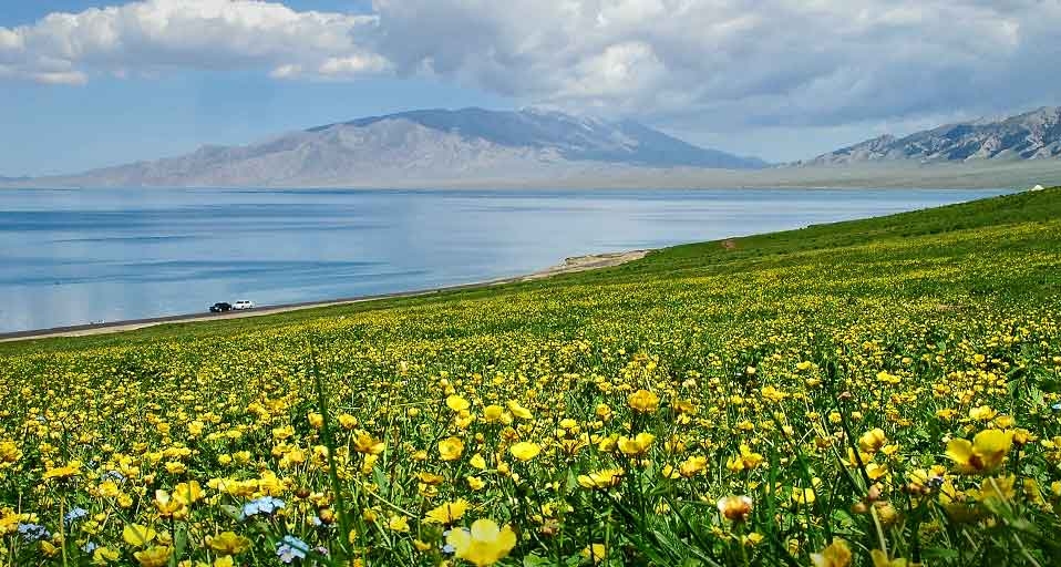 天山脚下的湖水和风光 -- Phototime Phototime/Sinopictures/Photolibrary &copy; (Bing China)