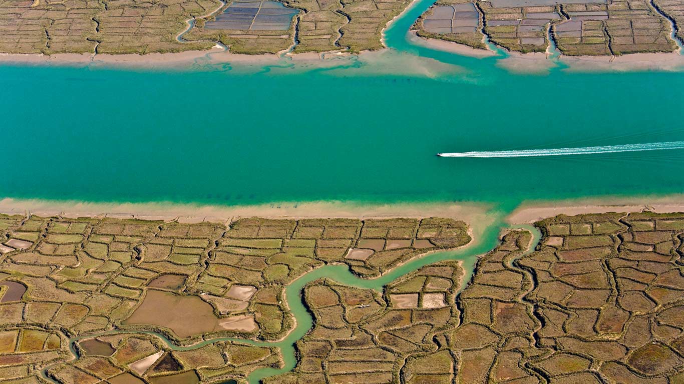 Seudre River in the Charente-Maritime department of France (© Francis Leroy/Corbis)(Bing Canada)