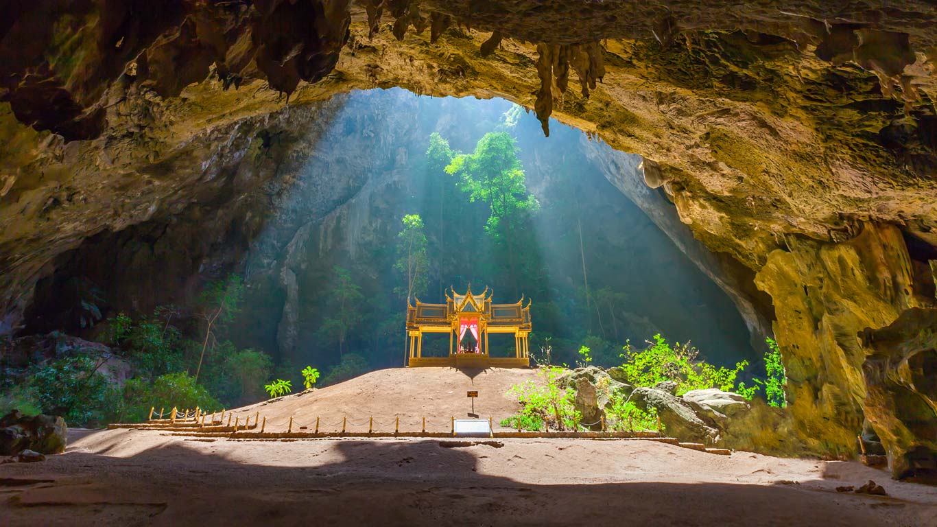 泰国帕亚那空山洞的 Kuha Karuhas pavilion (© Bule Sky Studio/Shutterstock)(Bing China)