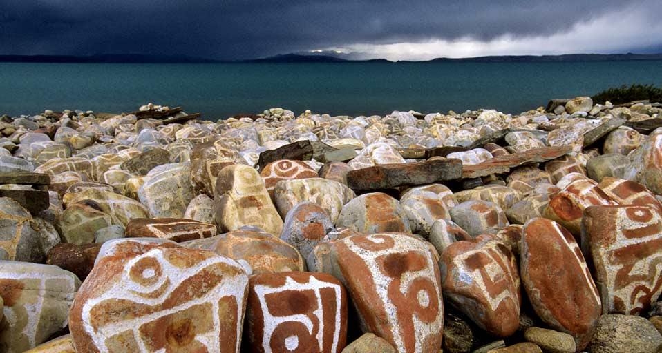 西藏玛旁雍错湖东岸的玛尼石堆 (© Martin Seeliger/Picture Press/Getty Images) &copy; (Bing China)