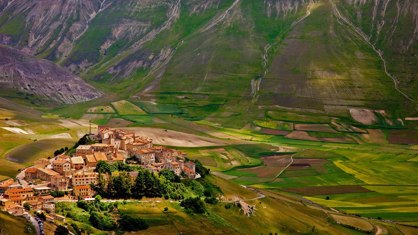 卡斯特鲁奇奥小镇，位于蒙蒂锡比利尼国家公园，意大利 (© Brian Jannsen/Alamy)(Bing China)