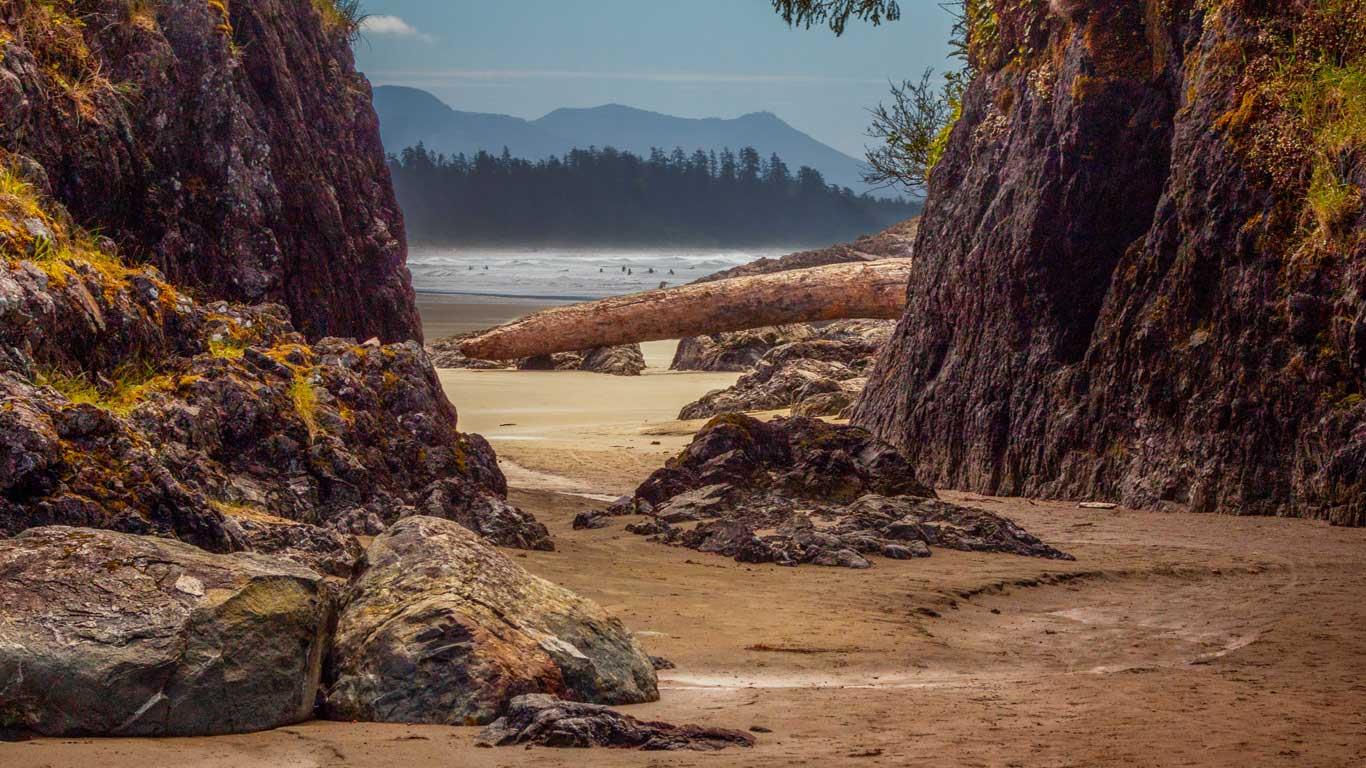 View of coastline at Pacific Rim National Park, Tofino, Canada (© Cavan Images/Photonica/Getty Images)(Bing Canada)