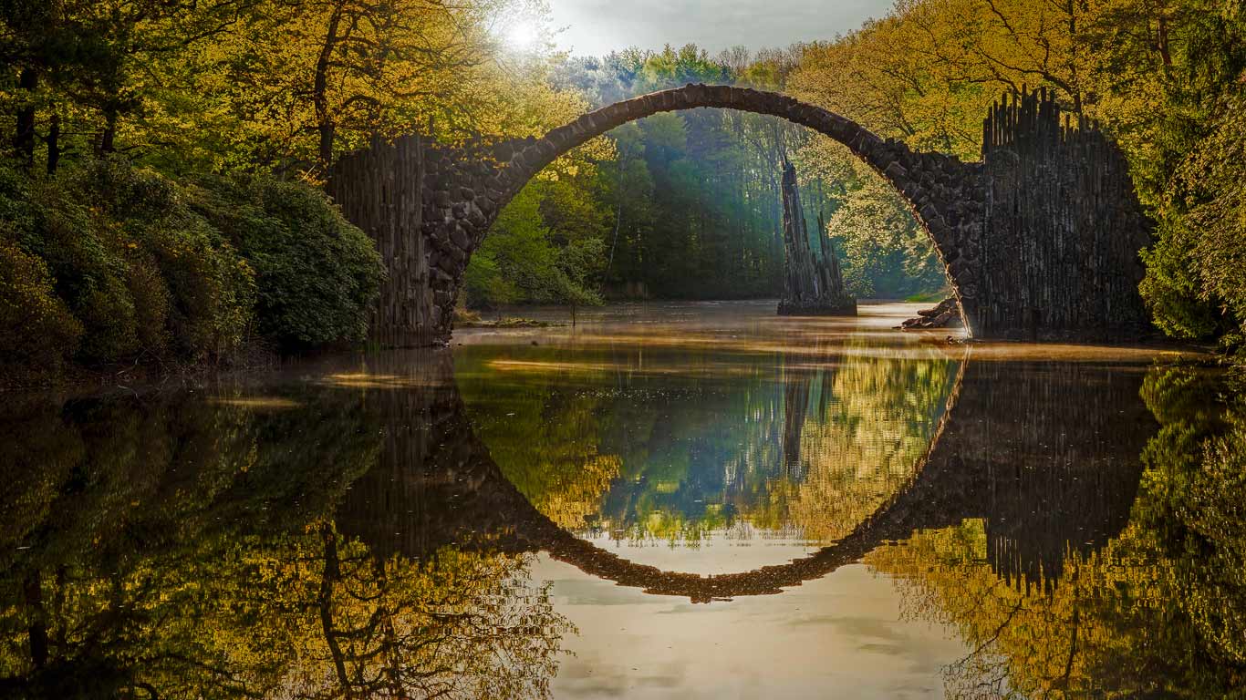 Kromlau小镇上杜鹃园里的魔鬼桥，德国萨克森州 (© Fotoatelier Berlin/Getty Images)(Bing China)