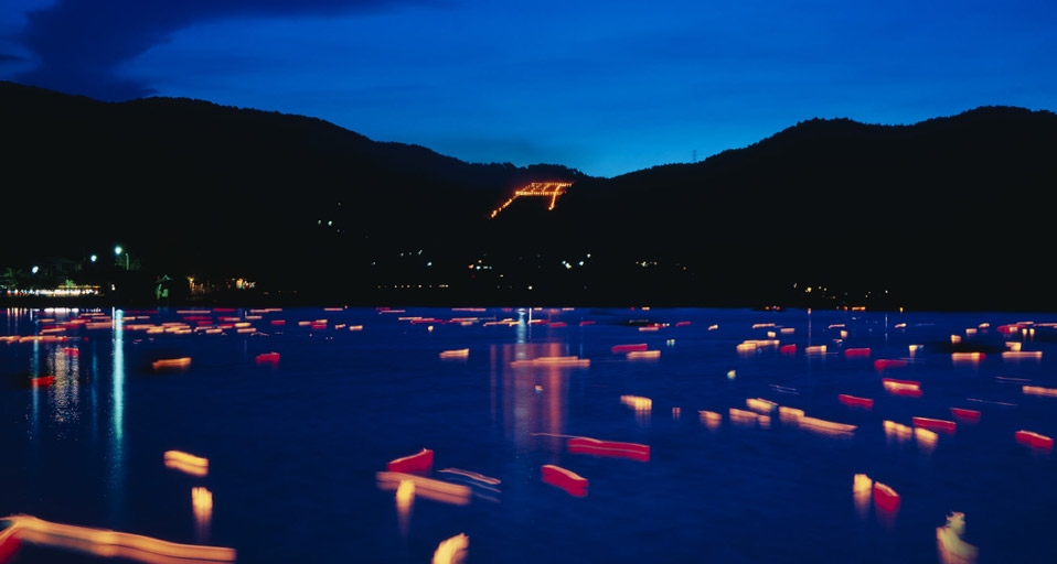 ｢五山の送り火｣京都, 広沢池 -- JTB Photo/Photolibrary &copy; (Bing Japan)