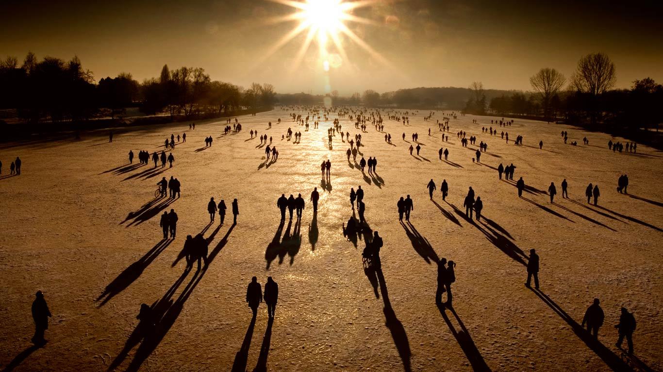 Menschen auf dem zugefrorenen Aasee im Winter, Münster, Westfalen, Nordrhein-Westfalen (© Nguyen Manh Ngoc) - Dritter Preis GEO-Bing-Fotowettbewerb(Bing Deutschland)