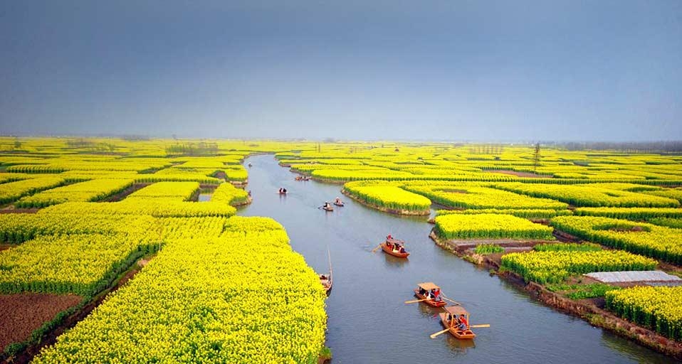 2009年4月6日，在江苏省兴化市附近乘船赏花的游人 (© Wang Kaicheng/Xinhua Press/Corbis) &copy; (Bing China)