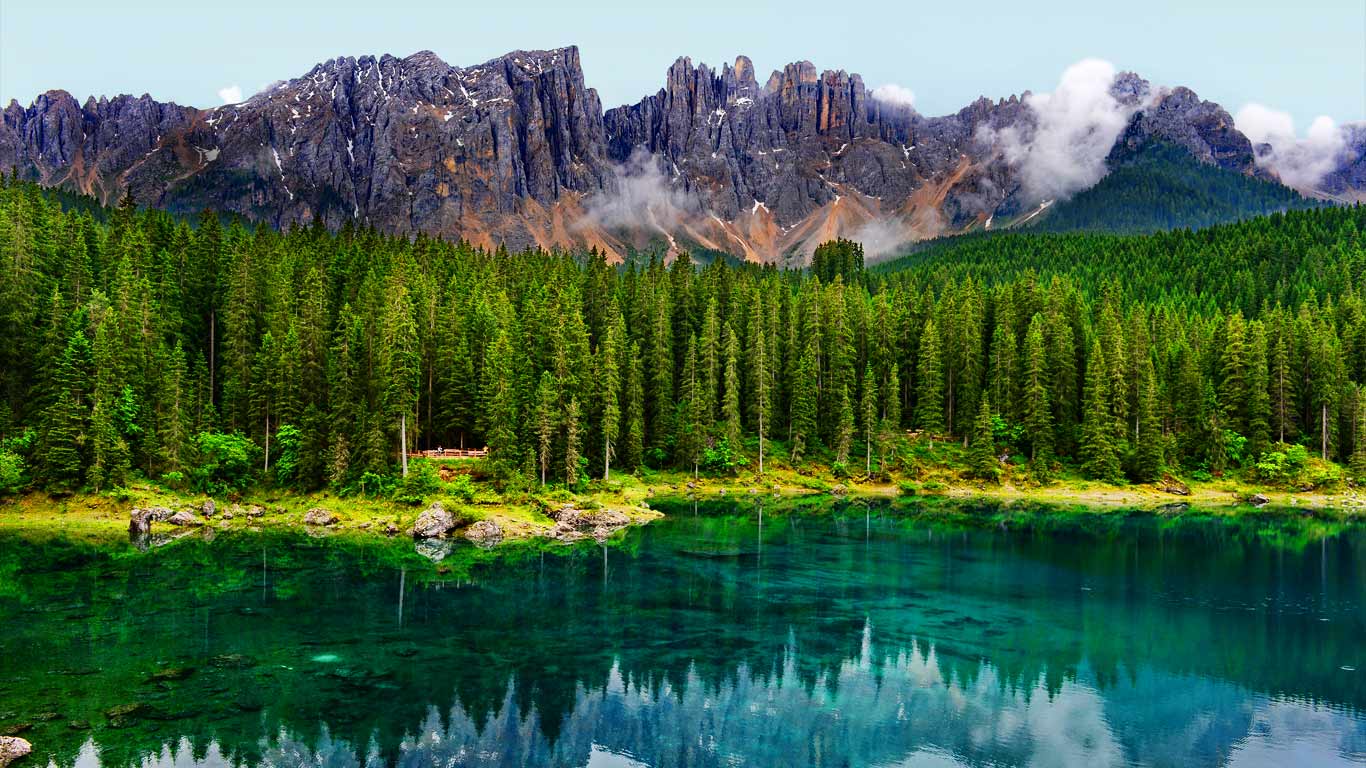 Karersee mit Spiegelung des Latemar-Massivs, Dolomiten, Südtirol (© Dr. Rüdiger Hess/geo-select FotoArt)(Bing Deutschland)
