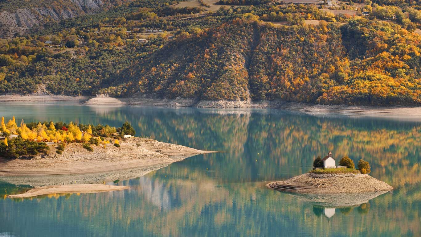 Chapelle Saint-Michel et lac de Serre-Poncon en automne, Hautes-Alpes, PACA (© GUIZIOU Franck/Corbis)(Bing France)