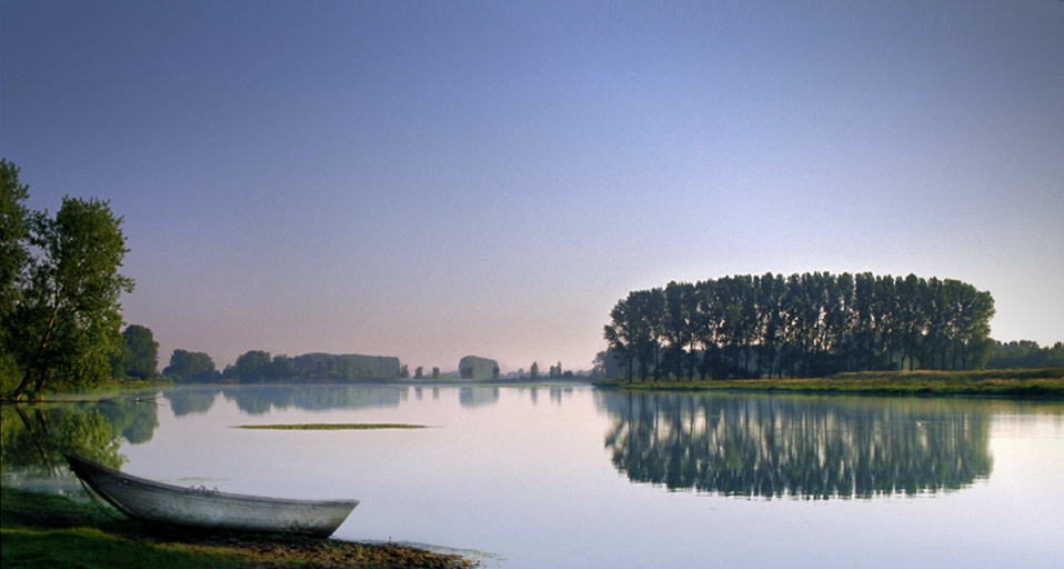 Bäume spiegeln sich im Altrhein bei Xanten, Nordrhein-Westfalen – Hans-Peter Merten/Robert Harding Picture Library/age fotostock &copy; (Bing Germany)