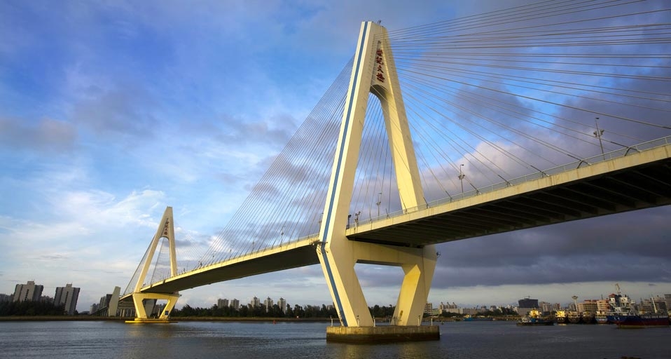 富饶海岛情：海口的标志性建筑世纪大桥 -- Best View Stock &copy; (Bing China)