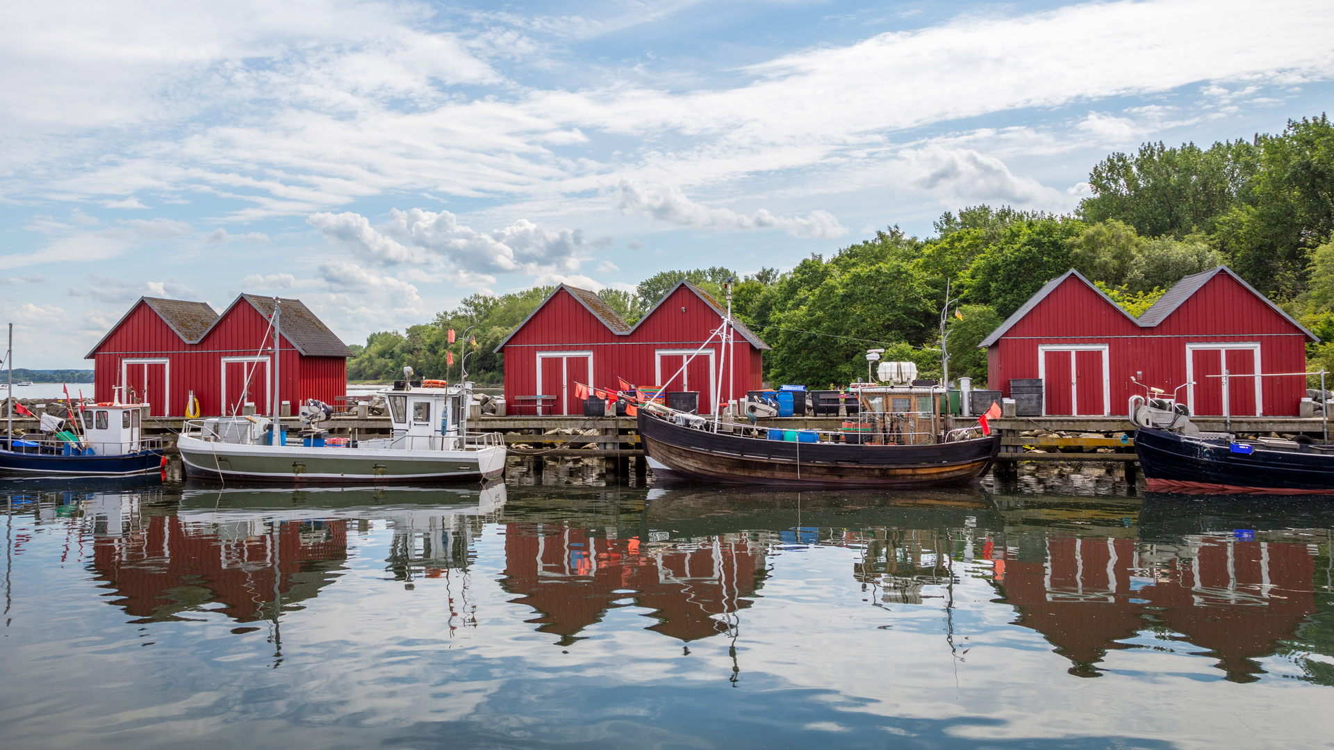 Boote im Fischereihafen, Boltenhagen, Mecklenburg-Vorpommern (© iStock/Getty Images)(Bing Deutschland)