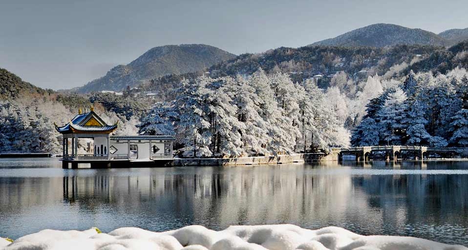 降雪后的庐山美景 -- Hu Guolin/Xinhua Press/Corbis &copy; (Bing China)