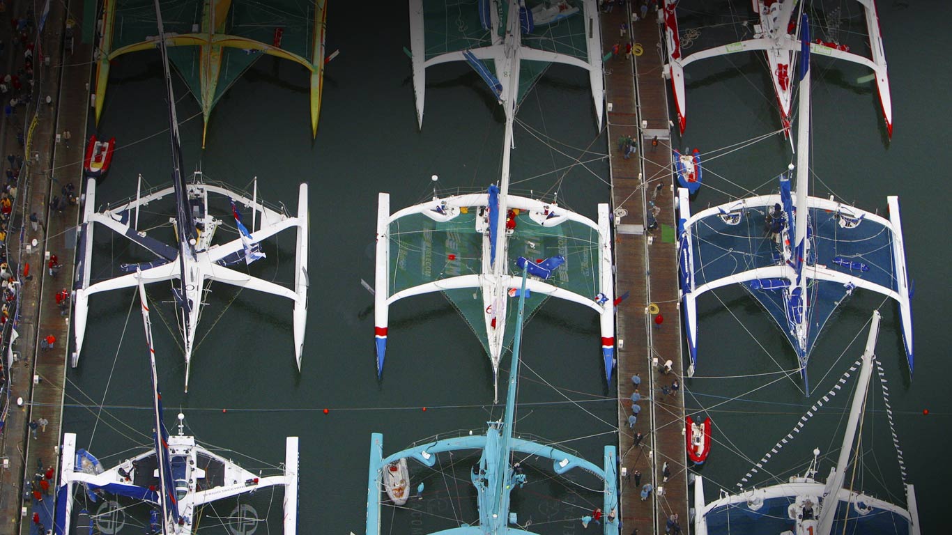 Multicoques participant à la Route du Rhum, Saint-Malo, Ille-et-Vilaine, Bretagne en 2002 (© BlueGreen Pictures/Superstock)(Bing France)