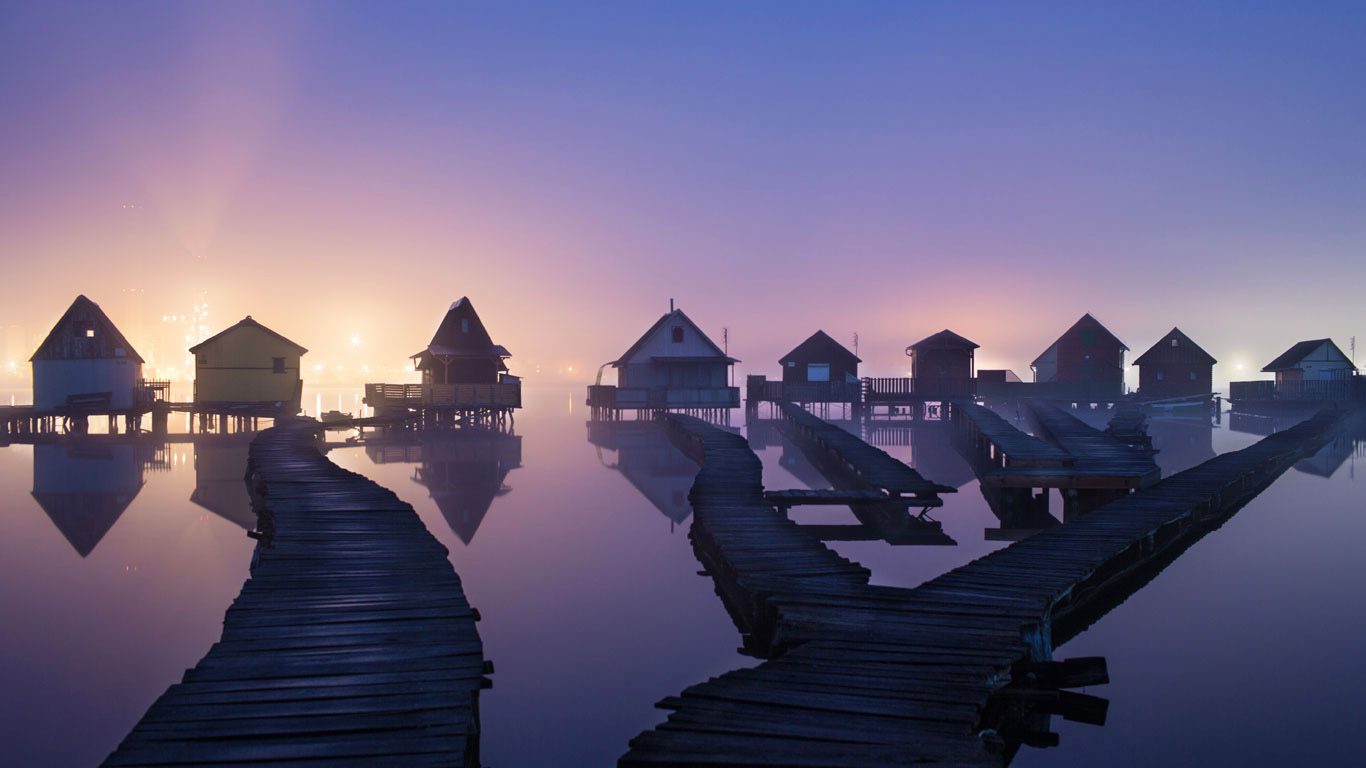 House boats on Bokodi-Hutoto Lake near Oroszlány, Hungary (© David Pinzer Photography/Getty Images)(Bing Canada)
