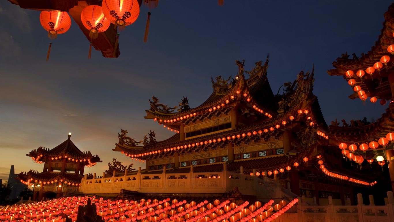挂满红灯笼的中国寺庙 (© CollinsChin/E+/Getty Images)(Bing China)