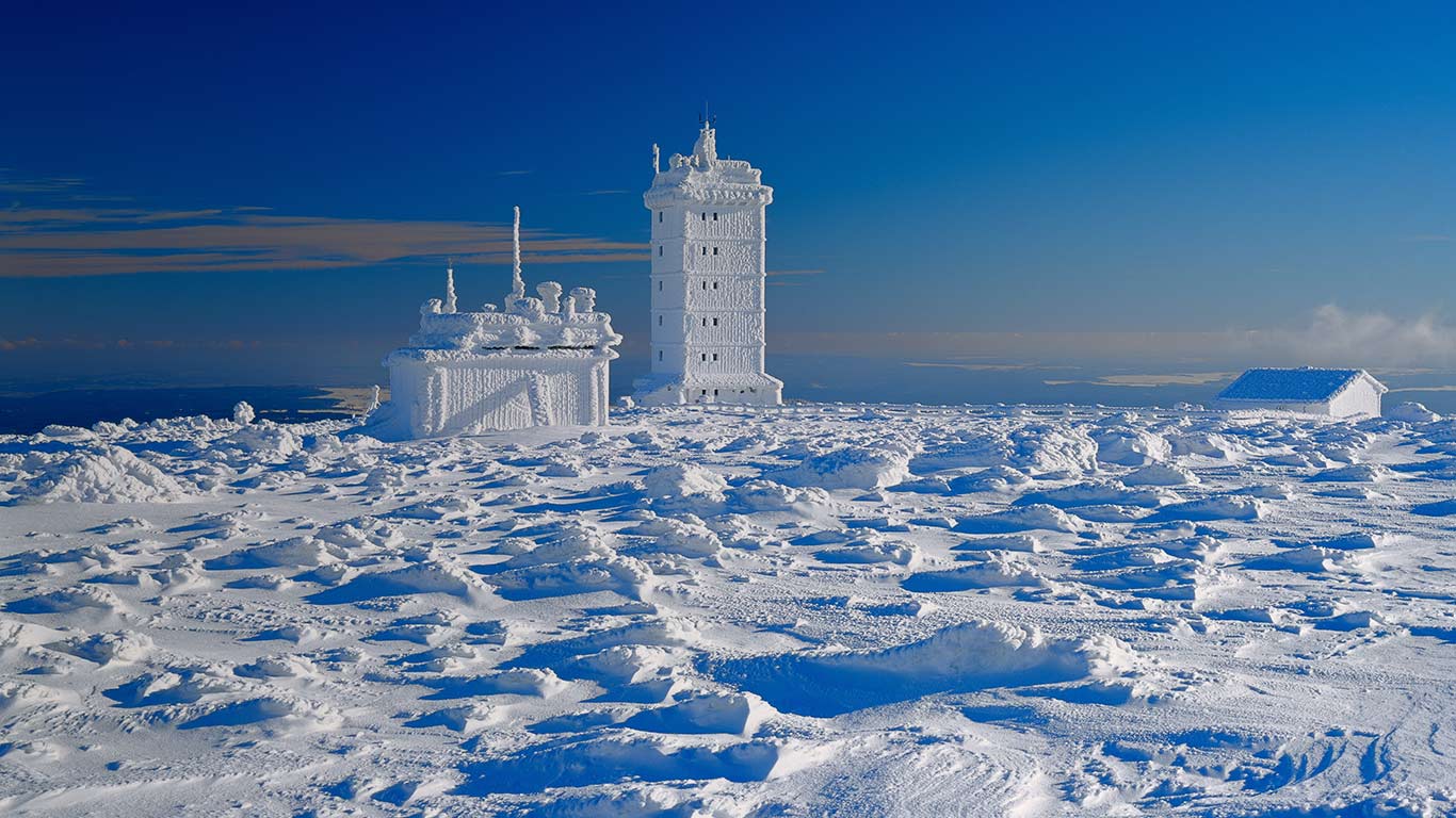 德国萨克森-安哈尔特州，罗步肯峰上的气象站 (© Günter Gräfenhain/Huber/4Corners)(Bing China)