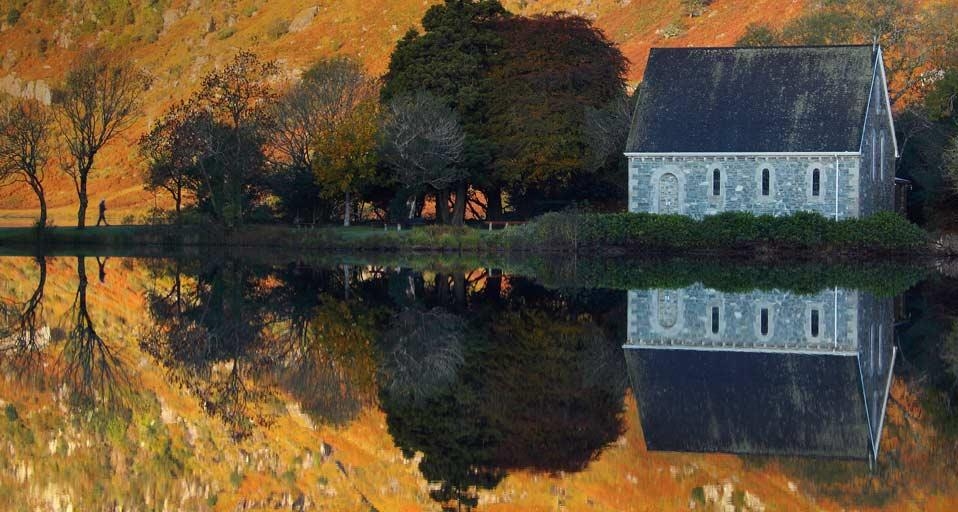St. Finbarr-Kapelle und der Gougane-Barra-See, Irland (© Trish Punch/Lonely Planet) &copy; (Bing Germany)