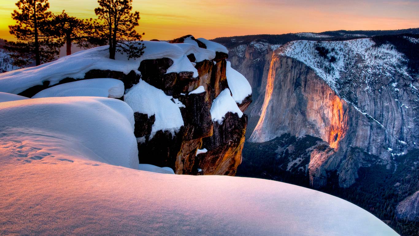加州约塞米蒂国家公园，日落时分从塔夫脱点观赏马尾瀑布 (© Josh Miller/Aurora Photos)(Bing China)