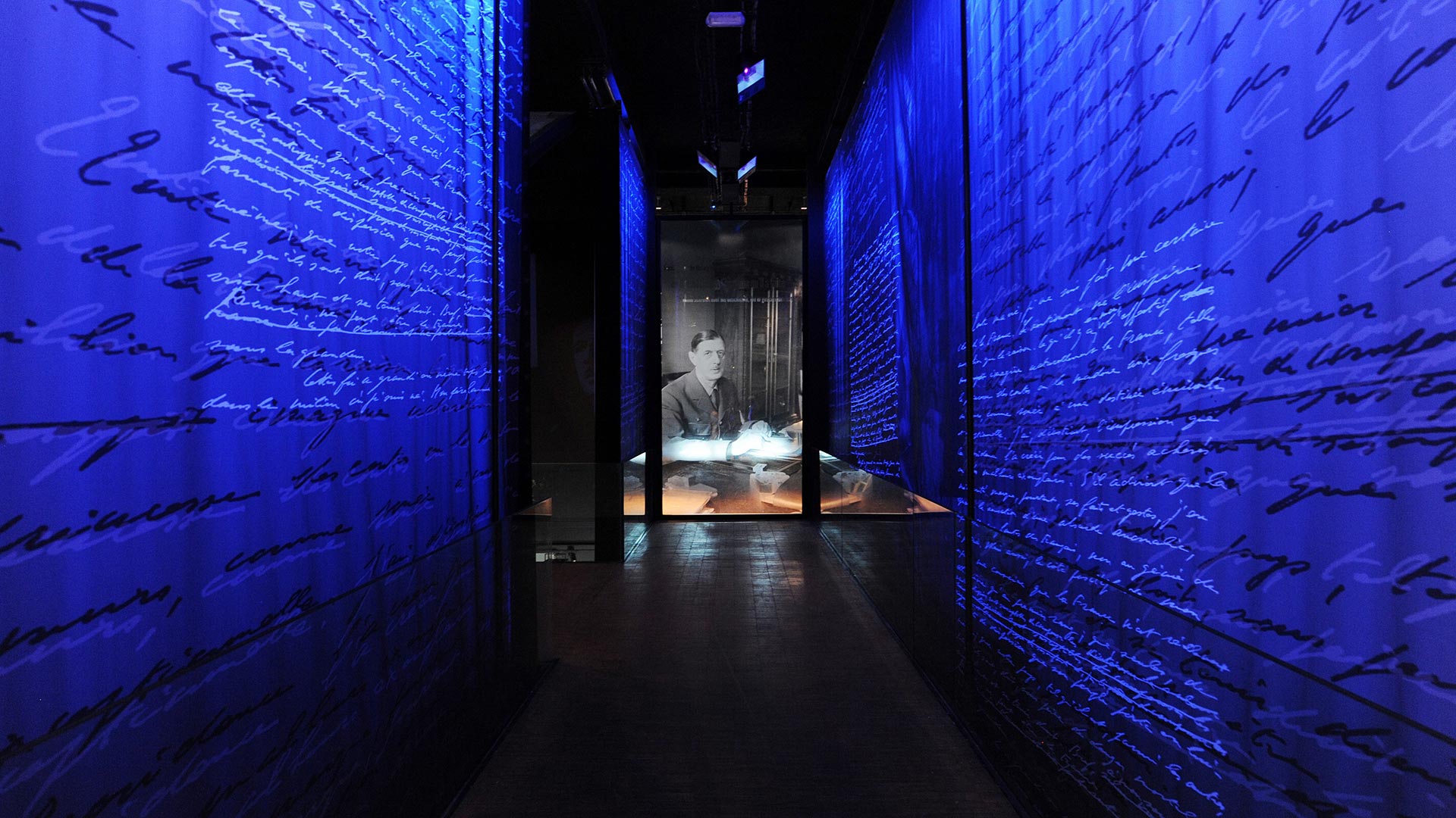 Photographie de Charles de Gaulle au mémorial éponyme de Colombey les Deux Églises (© Alexandre MARCHI/Gamma-Rapho via Getty Images)(Bing France)
