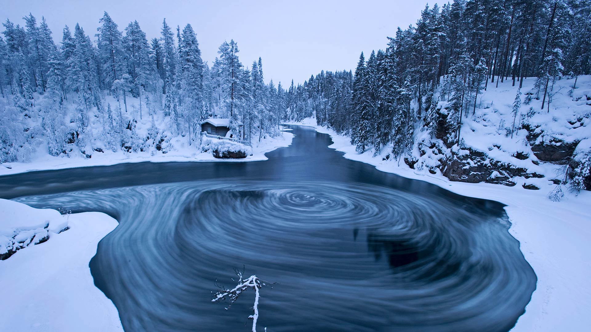 冬季奥兰卡国家公园Myllykoski风景区中的漩涡，芬兰库萨莫 (© Lassi Rautiainen/Minden Pictures)(Bing China)