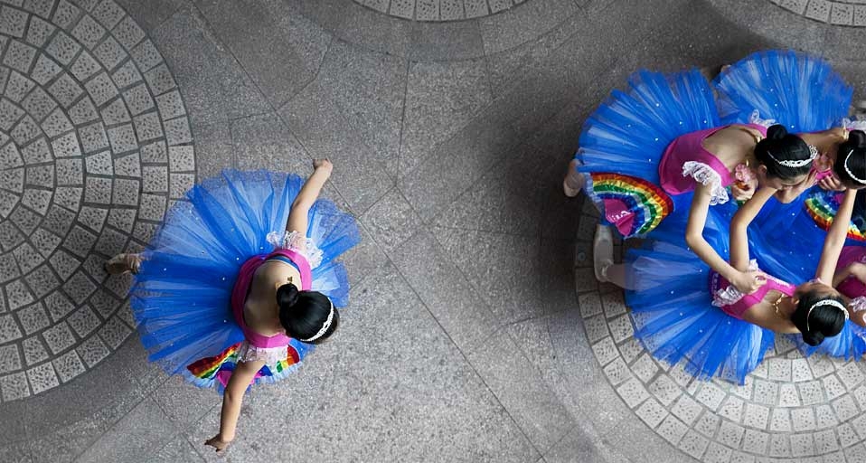 街头准备表演的芭蕾女孩 (© Malcolm Ainsworth/Flickr/Getty Images) &copy; (Bing China)
