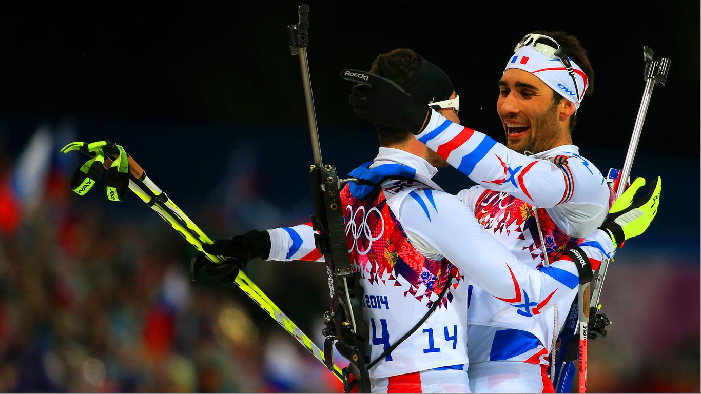 Le médaillé d’or Martin Fourcade et le médaillé de bronze Jean-Guillaume Béatrix fêtent leur victoire à l’épreuve de biathlon 12,5 km poursuite messieurs, le 10 février 2014, complexe de ski de fond et de biathlon Laura à Krasnaïa Poliana, Jeux Olympiques