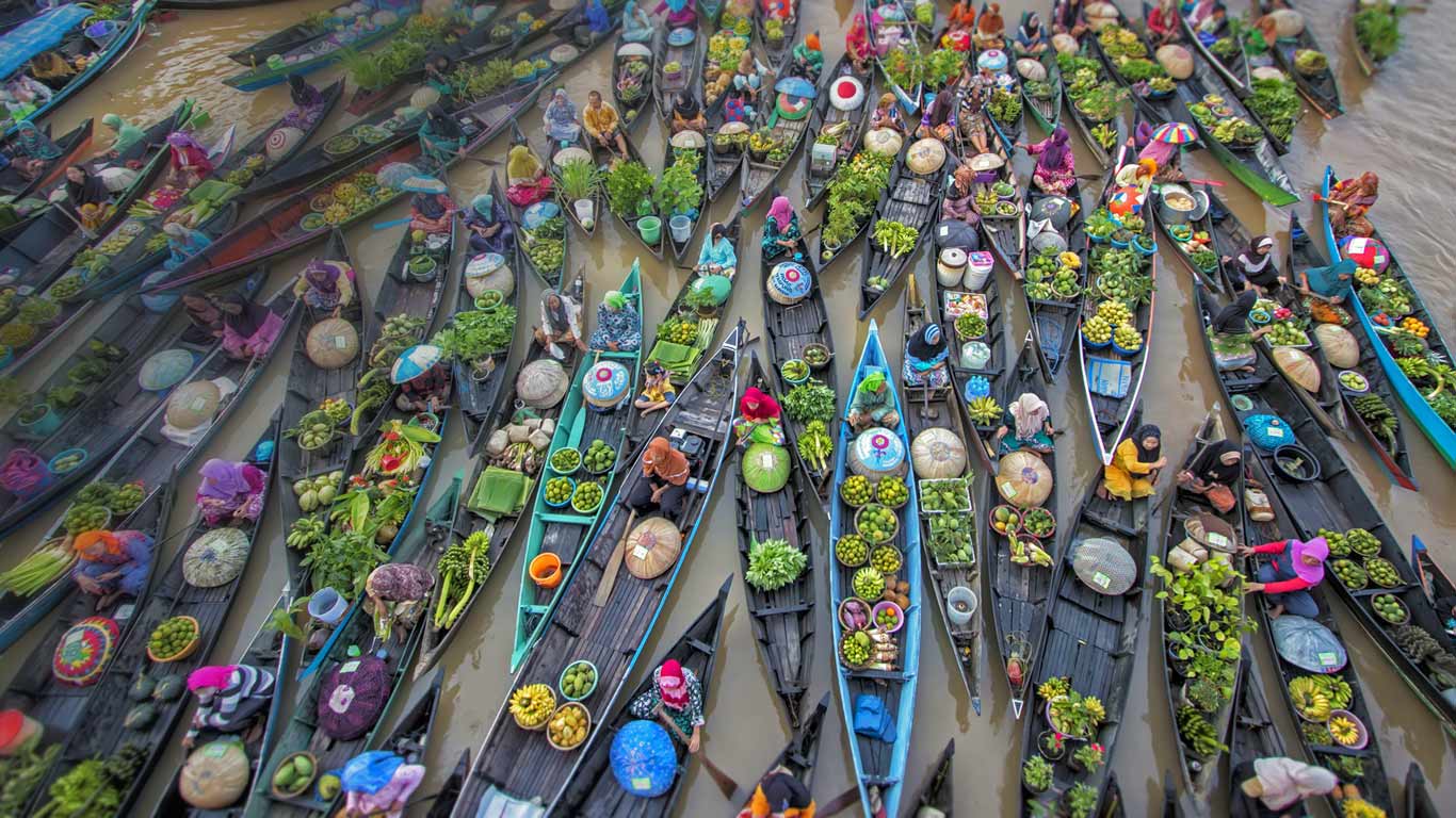 印尼马塔普拉河上的Lok Baintan水上市场 (© Fauzan Mauddin/Solent News/REX/Shutterstock)(Bing China)