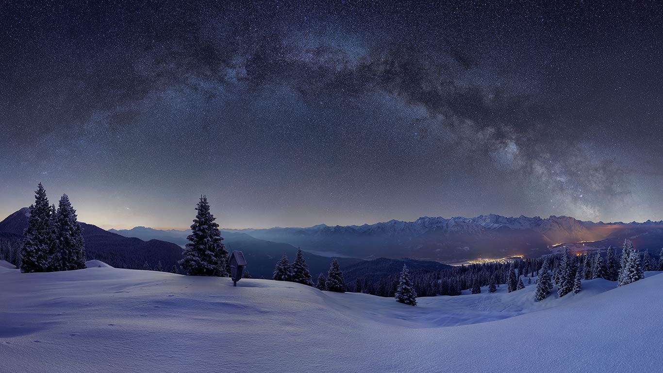 Milchstraße über den verschneiten Weiden der Wallgauer Alm mit Blick auf das Karwendelgebirge, Bayern, Deutschland (© mauritius images GmbH/Alamy Stock Photo)(Bing Deutschland)