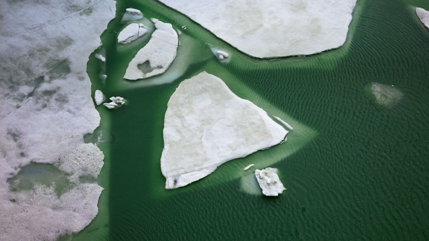 瑞士格里姆瑟尔湖上的冰 (© Gozooma/Gallery Stock)(Bing China)