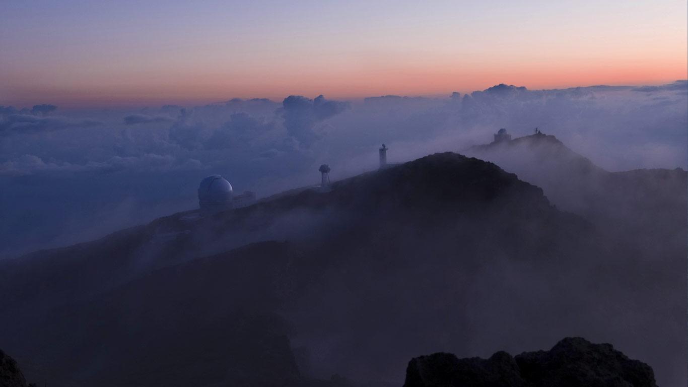 Telescopes at the Roque de los Muchachos Observatory on La Palma in the Canary Islands, Spain (© Uli Hamacher/Getty Images)(Bing Canada)